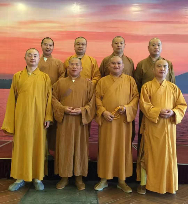 合 影