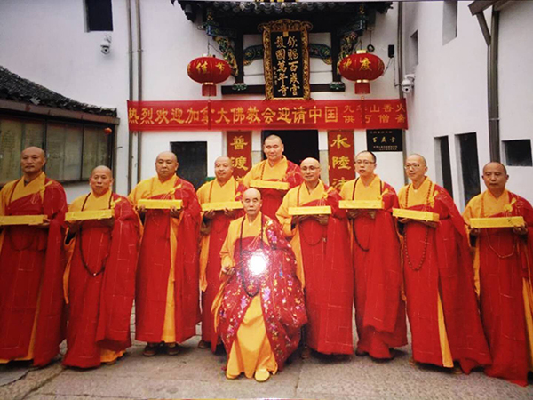 合 影