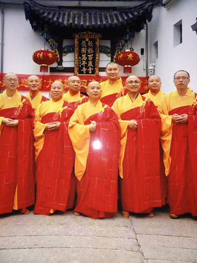 合 影